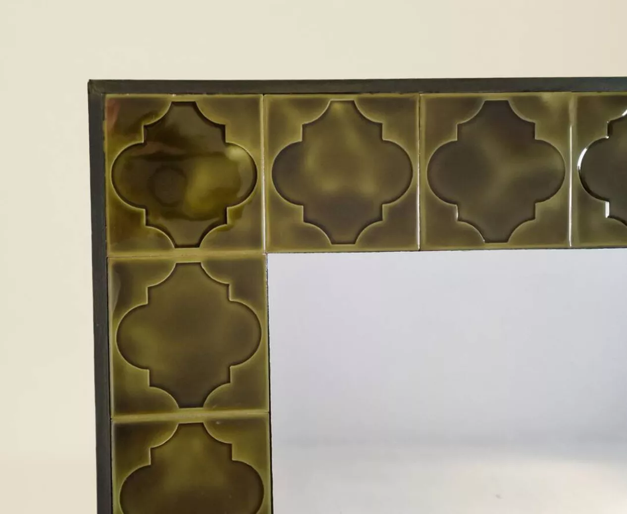 Miroir Carré Vintage : Faïence Émaillée et Cadre en Bois – Image 2