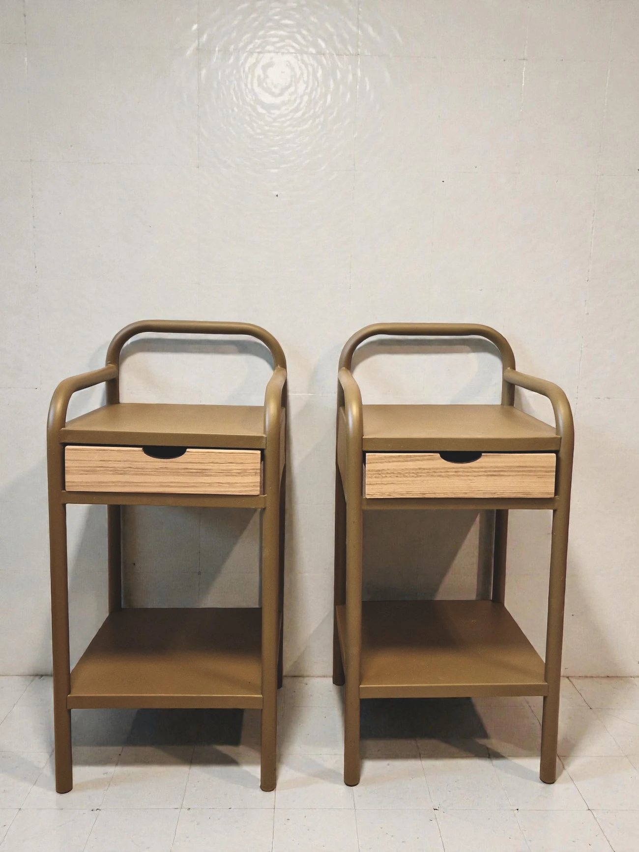 Paire de chevets haut vintage en métal couleur ocre – Image 2