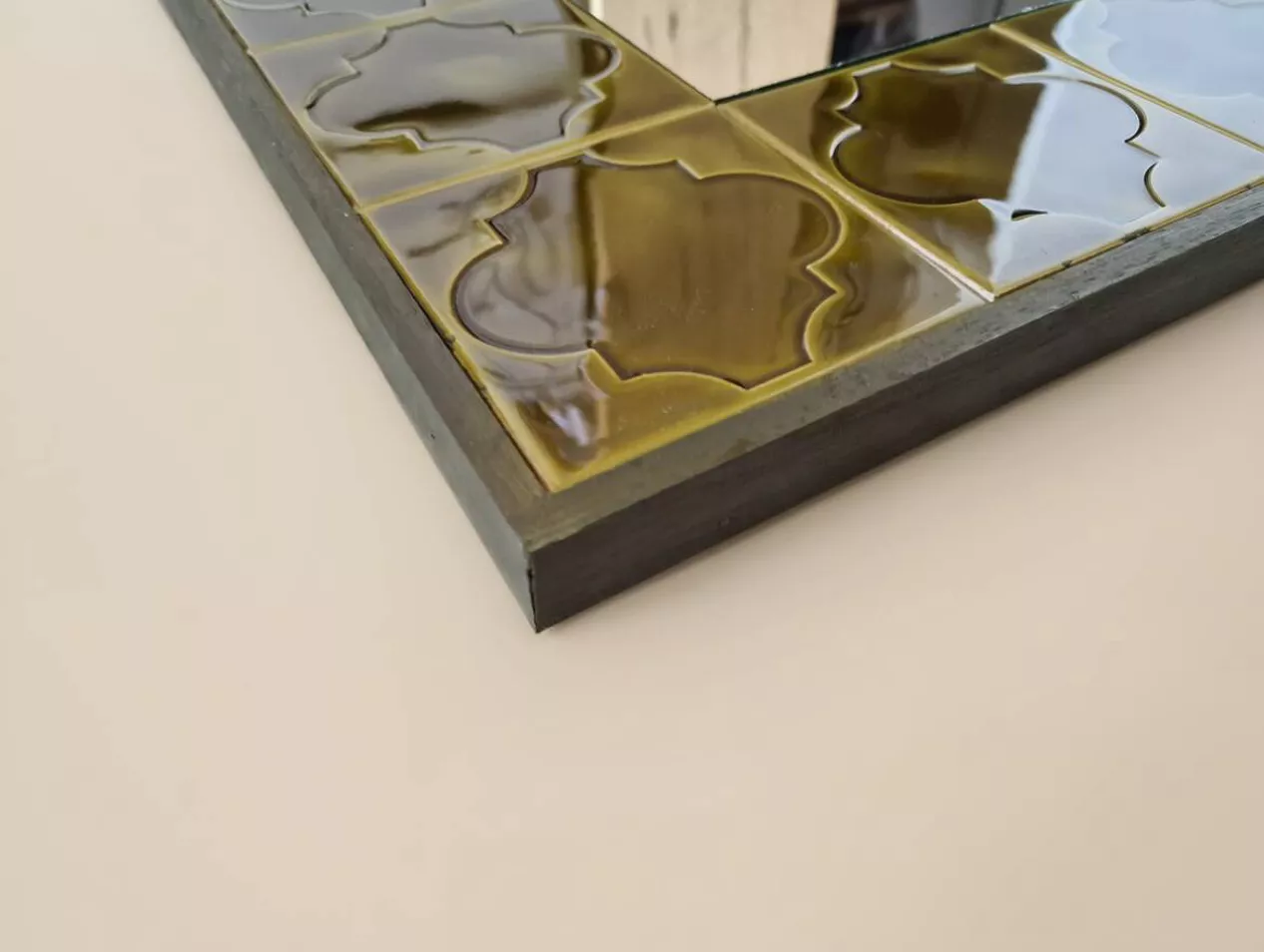 Miroir Carré Vintage : Faïence Émaillée et Cadre en Bois – Image 3