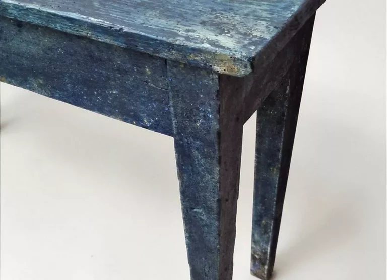 zoom-pieds-bois-vieilli-meuble-minimaliste