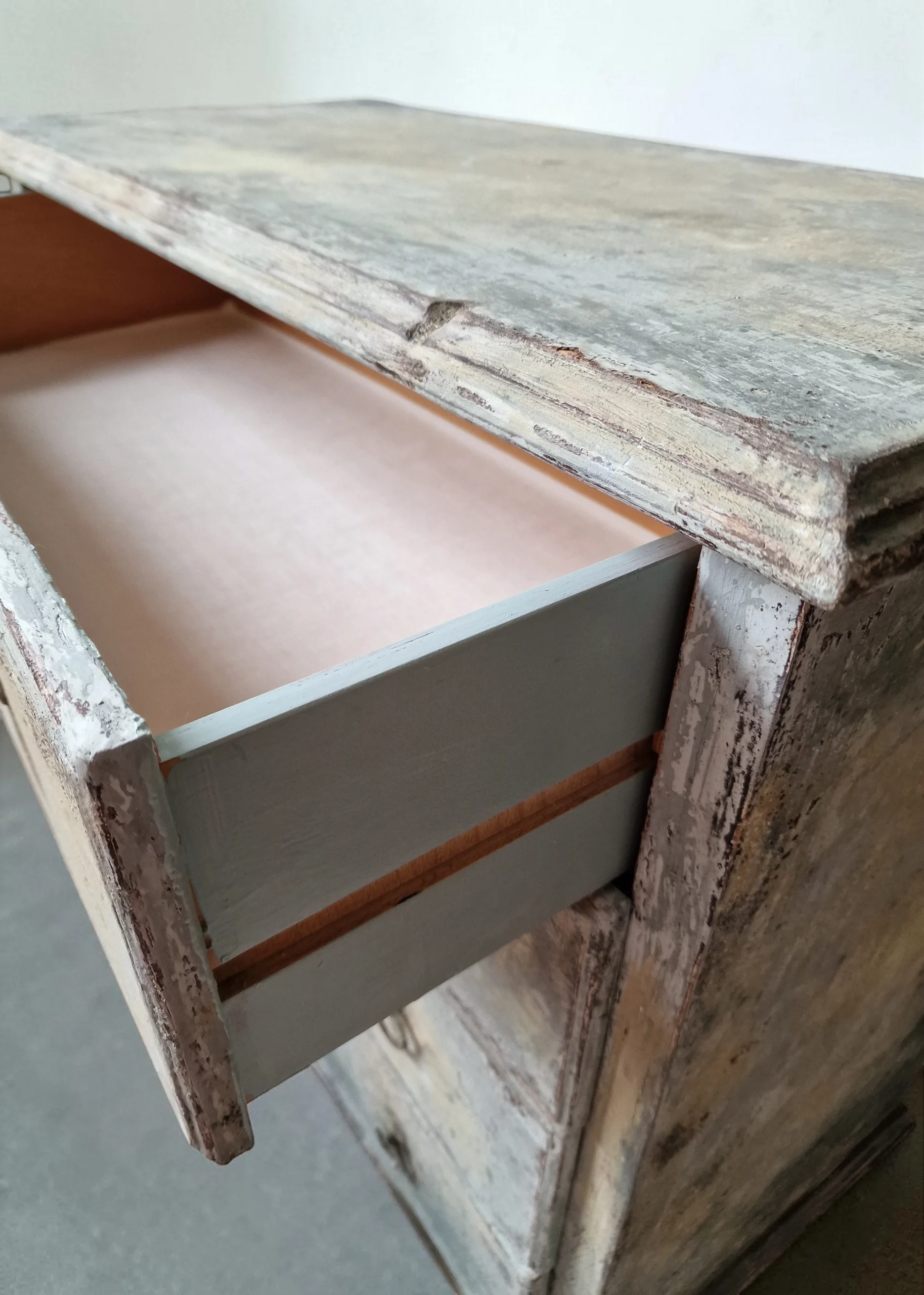 Commode en bois patiné beige et bleu – Image 5