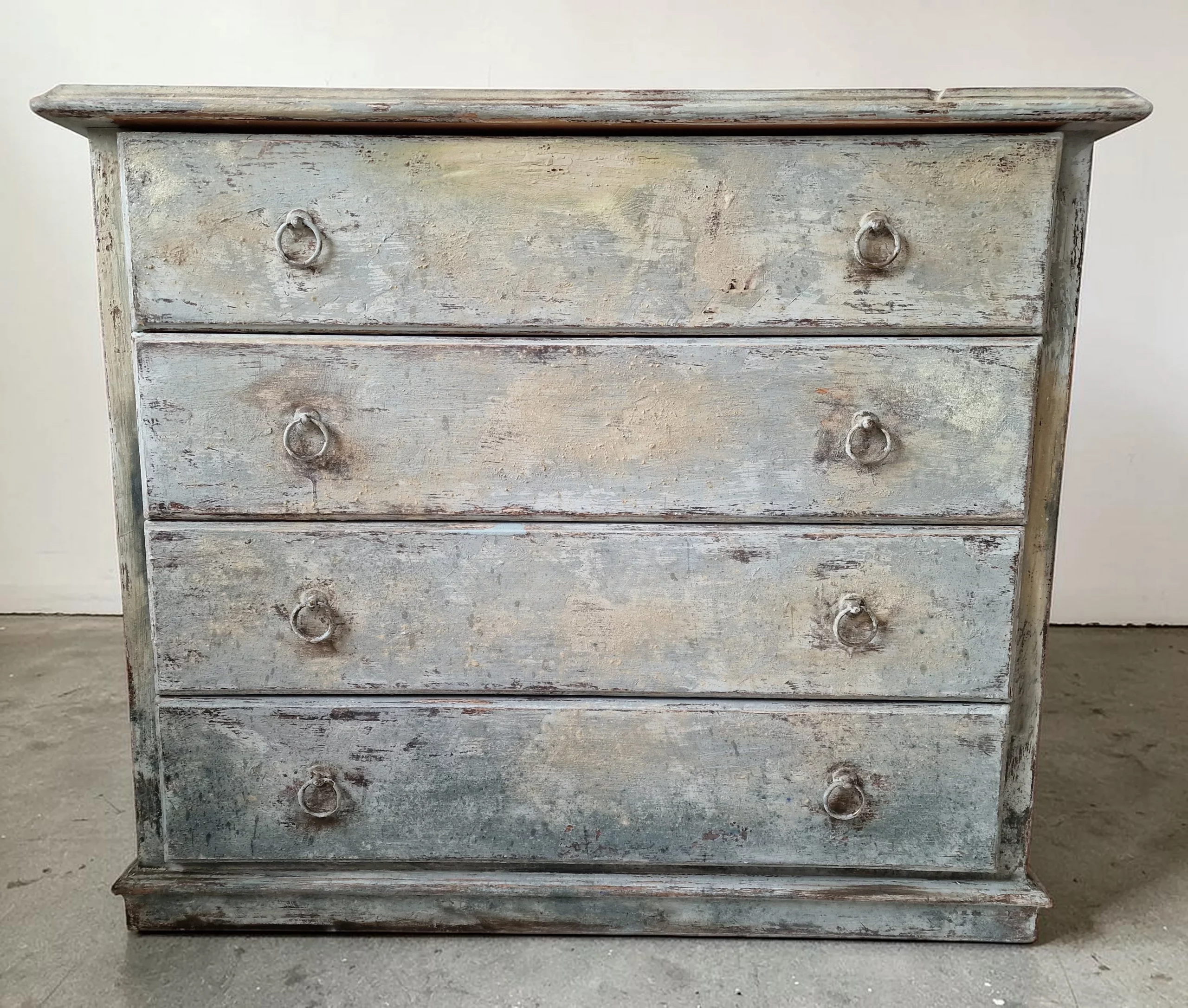 Commode en bois patiné beige et bleu