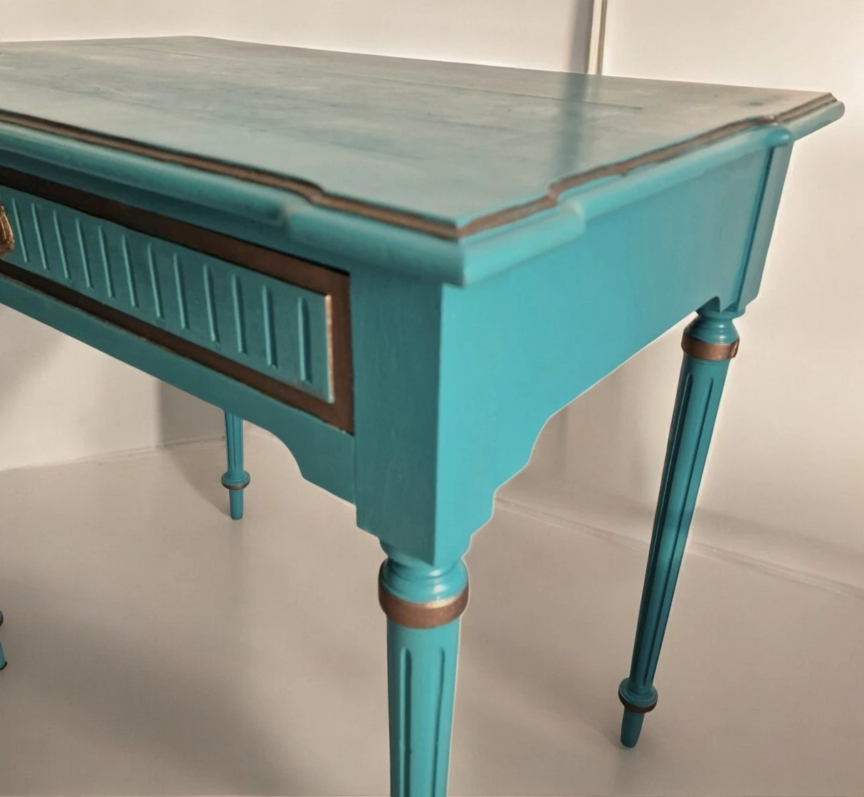 Petit Bureau Louis XVI Bleu Sarcelle et Bronze – Image 3