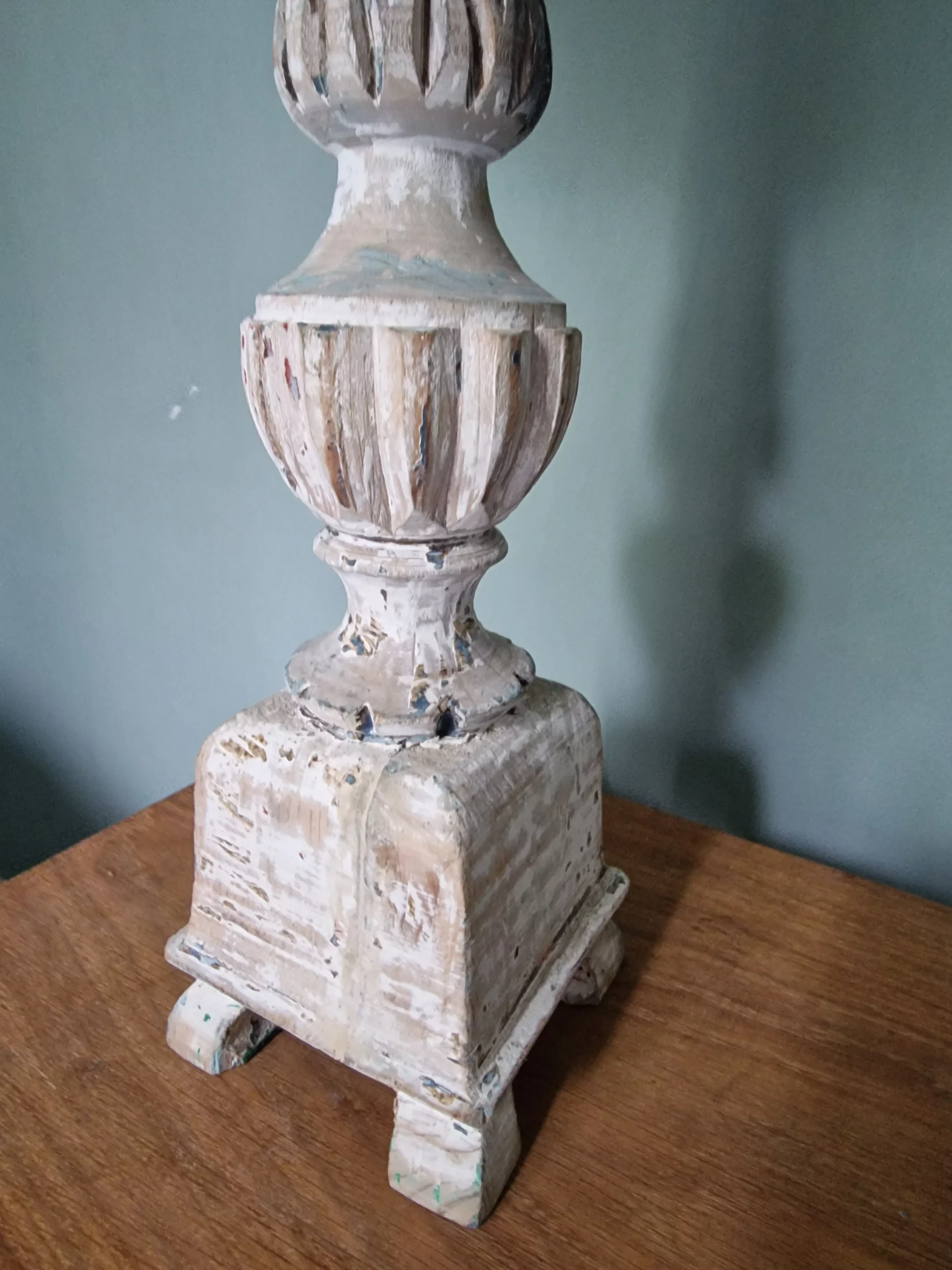 Lampe Ancienne en Bois Sculpté : Patine Wabi-Sabi et Abat-jour Pagode – Image 3