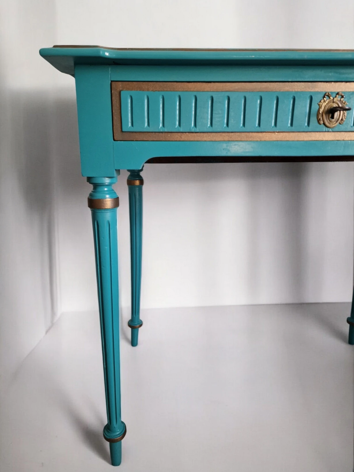 Petit Bureau Louis XVI Bleu Sarcelle et Bronze – Image 4