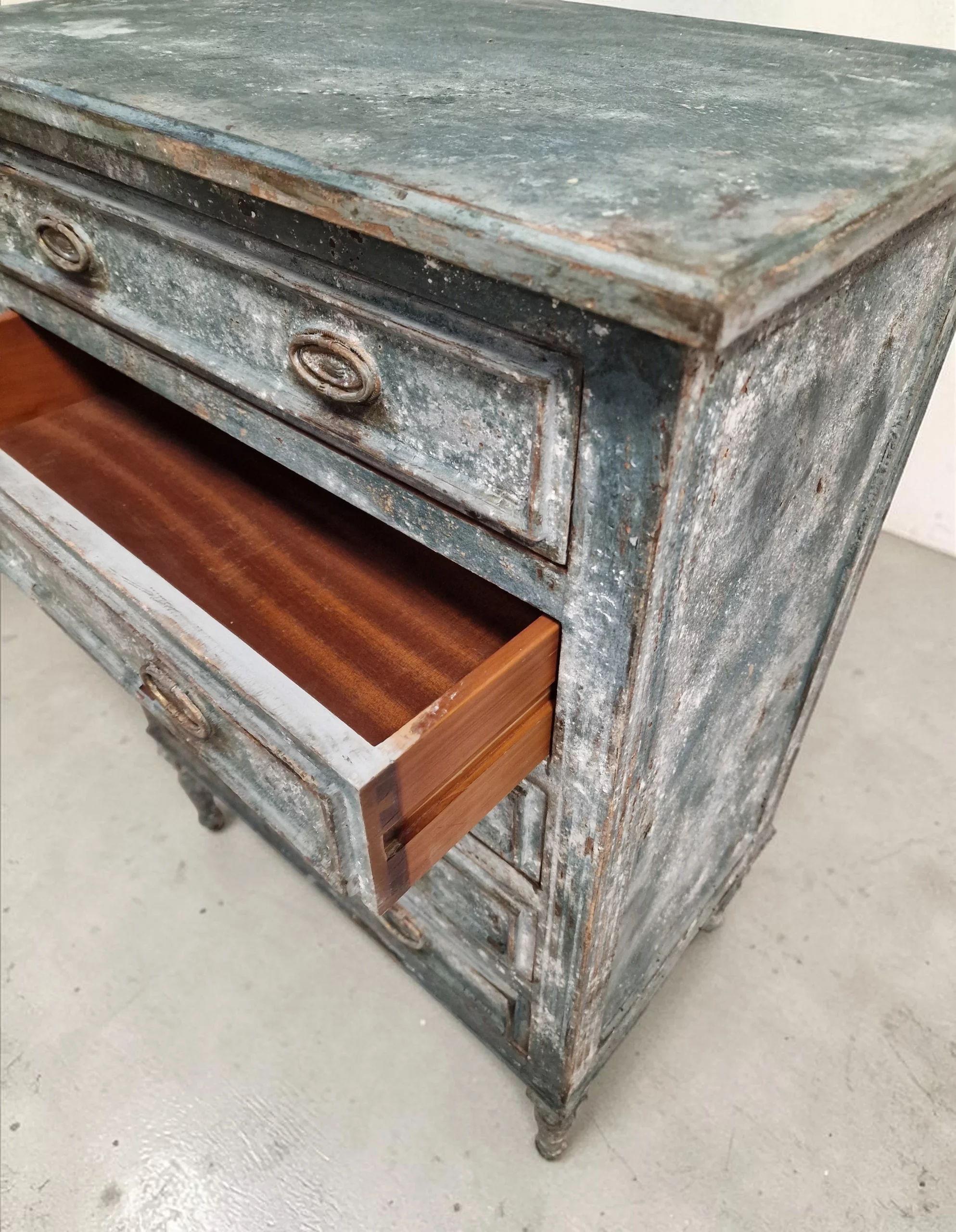 Semainier / chiffonnier ancien patiné gris vert – Image 3