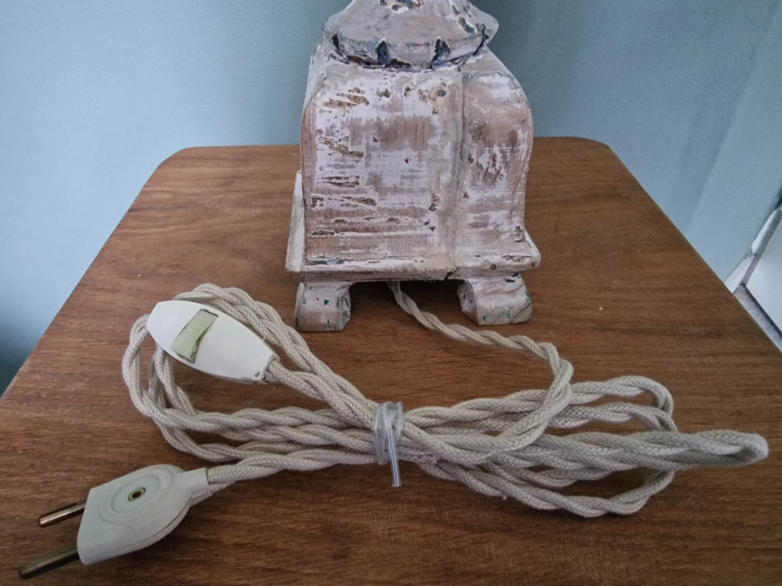 Lampe Ancienne en Bois Sculpté : Patine Wabi-Sabi et Abat-jour Pagode – Image 4
