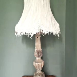 Lampe Ancienne en Bois Sculpté : Patine Wabi-Sabi et Abat-jour Pagode