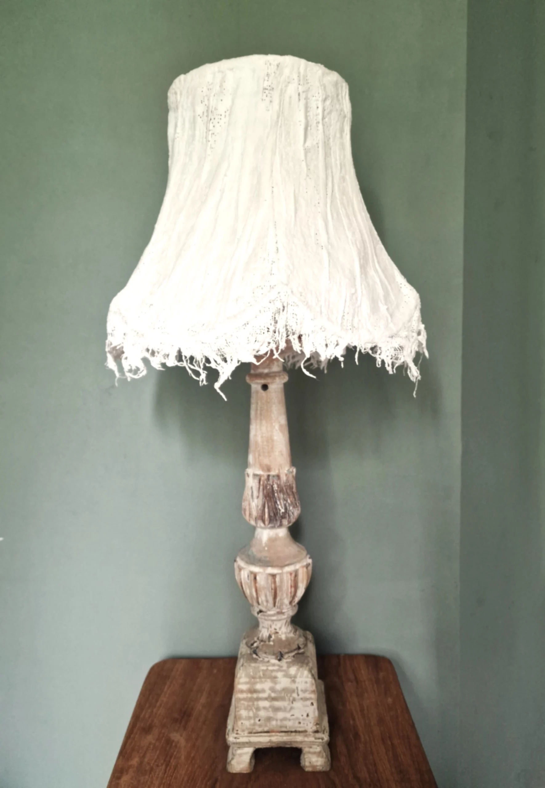 Lampe Ancienne en Bois Sculpté : Patine Wabi-Sabi et Abat-jour Pagode