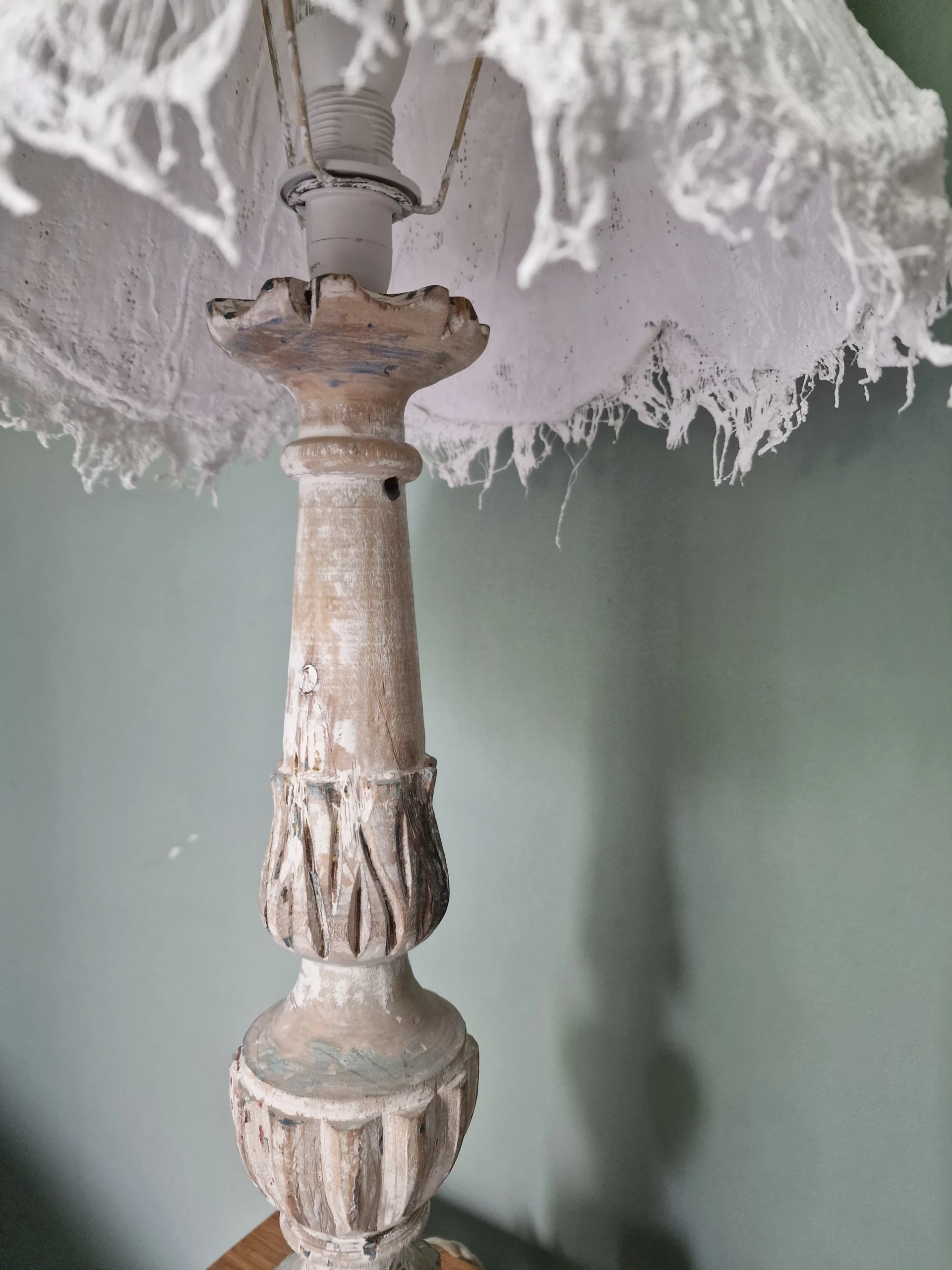 Lampe Ancienne en Bois Sculpté : Patine Wabi-Sabi et Abat-jour Pagode – Image 6
