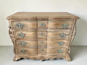 Commode ancienne de style moulure beige et poignées oxydées vert de gris