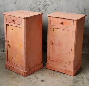 paire de chevets anciens peints orangé